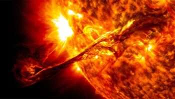 Một vụ phun trào khối vành nhật hoa xảy ra vào ngày 31 tháng 8 năm 2012, được chụp bởi Đài quan sát Động lực học Mặt trời của NASA. Những sự kiện này có thể tạo ra cực quang năng lượng trên cả Trái đất và Sao Hỏa. Hình ảnh: NASA/Trung tâm Chuyến bay Không gian Goddard