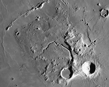 Một hình ảnh của Cao nguyên Aristarchus, được nhìn thấy bởi Tàu quỹ đạo Trinh sát Mặt trăng. Bản vá nằm về phía tây bắc của miệng núi lửa Aristarchus, được nhìn thấy ở phía dưới bên phải. Tín dụng: NASA (hình ảnh của Lunar Reconnaissance Orbiter)