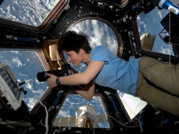 Phi hành gia ESA Samantha Cristoforetti hướng máy ảnh của cô ấy ra khỏi Cupola trên Trạm vũ trụ quốc tế để chụp ảnh Trái đất. Tín dụng: ESA/NASA