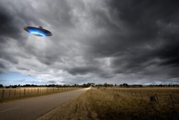 Nếu một tàu vũ trụ của người ngoài hành tinh đã đến thăm Trái đất, nó sẽ giữ liên lạc với thế giới quê hương của nó như thế nào? Tín dụng: Hình ảnh Aaron Foster / Getty
