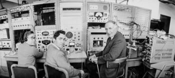 Bernard Lovell trong phòng điều hành tại Ngân hàng Jodrell, ngày 18 tháng 10 năm 1967, với hy vọng bắt được những tiếng bíp đầu tiên từ tàu vũ trụ Venera 4 của Nga tại điểm tiếp xúc với Sao Kim. Ảnh của SSPL/Getty Images
