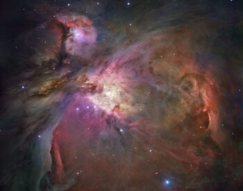 Hình ảnh sắc nét nhất từng được chụp về Tinh vân Orion, cách xa 1.500 năm ánh sáng, cho thấy hơn 3.000 ngôi sao với các kích cỡ khác nhau nép mình trong hang động khổng lồ của bụi và khí. Tín dụng: NASA, ESA, M. Robberto (Viện Khoa học Kính viễn vọng Không gian/ESA) và Nhóm Dự án Kho bạc Orion của Kính viễn vọng Không gian Hubble