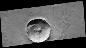 Đường kẻ chéo trên bản đồ vùng Utopia Planitia này cho thấy khu vực tìm thấy trầm tích băng nước. Hình ảnh: NASA/JPL-Caltech/Univ. của Rome/ASI/PSI