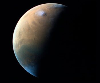 Olympus Mons, núi lửa lớn nhất Hệ Mặt trời, nằm ở phía tây của Tharsis.