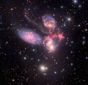 Hình ảnh Bộ năm của Stephan chứa ánh sáng hồng ngoại từ Kính viễn vọng Không gian James Webb (đỏ, cam, vàng, lục và lam) từ Kính viễn vọng Không gian Spitzer (đỏ, lục và lam) và tia X từ Chandra (xanh nhạt) . Tín dụng: Tia X: NASA/CXC/SAO; IR (Spitzer): NASA/JPL-Caltech; IR (Webb): NASA/ESA/CSA/STScI; Sonification: NASA/CXC/SAO/K.Arcand, SYSTEM Sounds (M. Russo, A. Santaguida)