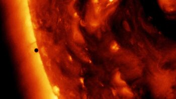 Việc sao Thủy ở gần Mặt trời và có kích thước nhỏ khiến nó cực kỳ nhạy cảm với động lực học của Mặt trời và lực hấp dẫn của nó. Tín dụng: NASA / SDO