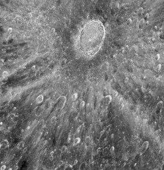 Miệng núi lửa Tycho, được nhìn thấy bởi Kính viễn vọng Không gian Hubble. Tín dụng: NASA, ESA, và D. Ehrenreich (Institut de Planétologie et d'Astrophysique de Grenoble (IPAG)/CNRS/Đại học Joseph Fourier)
