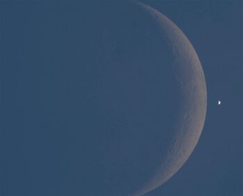 Không khó để hiểu tại sao ánh sáng màu xám tro vẫn rất khó nắm bắt khi bạn so sánh kích thước của Sao Kim với thiên thể khác thể hiện mặt tối phản chiếu: Mặt trăng của chính chúng ta. Tín dụng: Konstantin von Poschinger/ccdguide.com